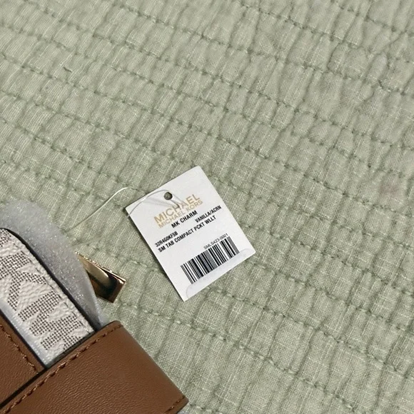 NWT Michael Kors Tan and Cream Logo Snap Card Case - Picture 10 of 10